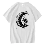 Camiseta branca com ilustração de um astronauta tocando guitarra na lua, estilo artístico e original.