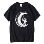 Roupa preta com ilustração de um astronauta tocando guitarra na lua, design original e moderno para os amantes de ciência e astronomia.