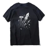 T-shirt preta com design de foguete, nave espacial e elementos cósmicos, perfeito para os amantes de astronomia e ficção científica.