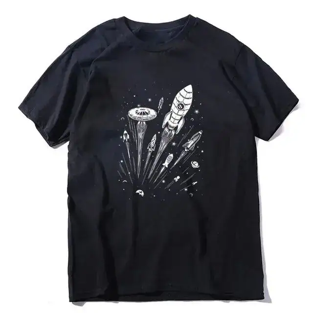 T-shirt preta com design de foguete, nave espacial e elementos cósmicos, perfeito para os amantes de astronomia e ficção científica.