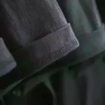 Bolsa de tecido preto com acabamento cuidadoso, ideal para acessórios ou decoração científica, trazendo um toque elegante e moderno ao seu espaço.