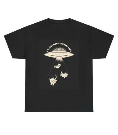 T-shirt preta com ilustração de um OVNI e três animais sob um feixe de luz, texto "I must here for the cake" no topo.