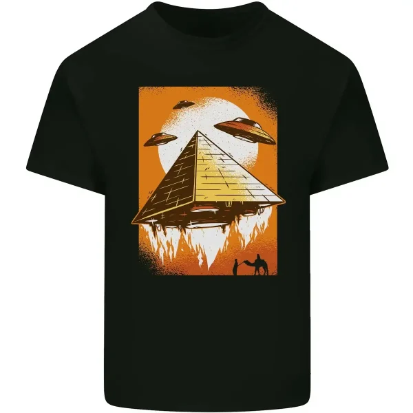 Pirâmide flutuante com OVNIs e céu estrelado, ilustração de ficção científica em camiseta preta. Design misterioso e futurista evocando a exploração espacial e fenômenos extraterrestres.