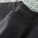 Roupas de algodão orgânico preto para homens e mulheres, confortáveis e duráveis, perfeitas para um estilo casual ou científico.