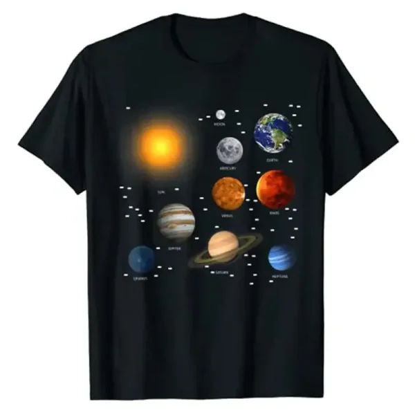 T-shirt preta com um design do sistema solar representando o Sol, a Terra, Marte, Júpiter, Saturno, Urano, Neptuno, Mercúrio, Vénus e suas órbitas, ideal para os amantes de astronomia.