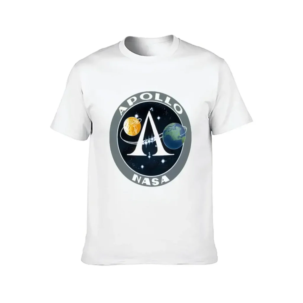 Roupa branca com logo NASA Apollo, representando um foguete entre a Lua e a Terra, simbolizando a missão Apollo.