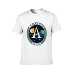 Roupa branca com logo NASA Apollo, representando um foguete entre a Lua e a Terra, simbolizando a missão Apollo.