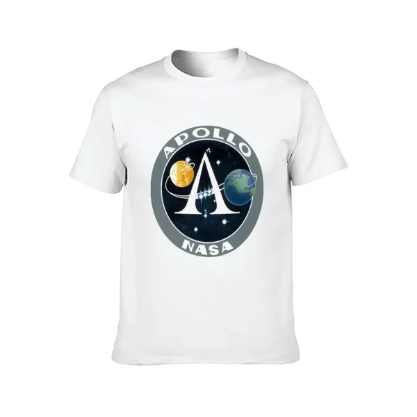 Roupa branca com logo NASA Apollo, representando um foguete entre a Lua e a Terra, simbolizando a missão Apollo.