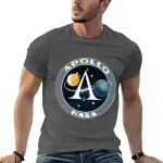 Camiseta cinza com logo Apollo e NASA, representando uma cena espacial com a lua, a Terra e um foguete, ideal para os amantes de ciência e astronomia.
