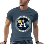 Camiseta masculina com logo Apollo NASA, ilustração da missão espacial, planeta Terra e Sol, estilo descontraído, perfeito para os amantes de astronomia e ciência.