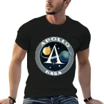 Roupa NASA Apollo com logo emblemático, perfeita para os amantes de espaço e ciência. Camiseta preta em algodão, ideal para uma roupa descontraída ou para mostrar seu amor pela exploração.