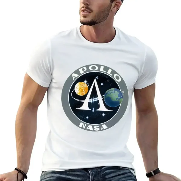 Roupa NASA Apollo com logo emblemático, perfeita para os apaixonados por astronomia e exploração espacial. Ideal para mostrar seu amor pela conquista do espaço.
