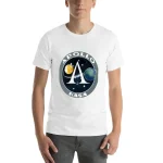 Camiseta branca com logo Apollo e NASA, representando um foguete entre a Lua e a Terra, ideal para os amantes de astronomia e ciência espacial.