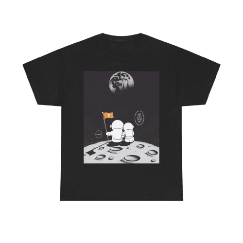 Roupa infantil com design de astronauta na lua, ilustrando a exploração espacial, perfeita para os apaixonados por espaço e ciência.