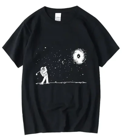 T-shirt preta com um padrão de astronauta jogando no espaço, observando uma galáxia e estrelas, design minimalista e artístico.