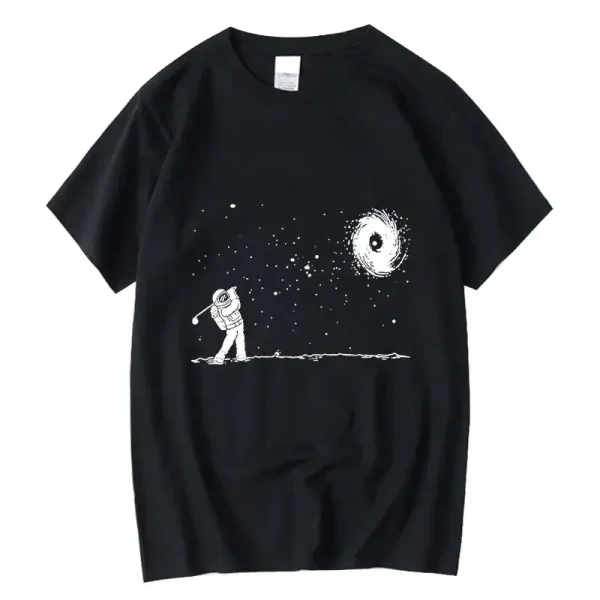 T-shirt preta com um padrão de astronauta jogando no espaço, observando uma galáxia e estrelas, design minimalista e artístico.