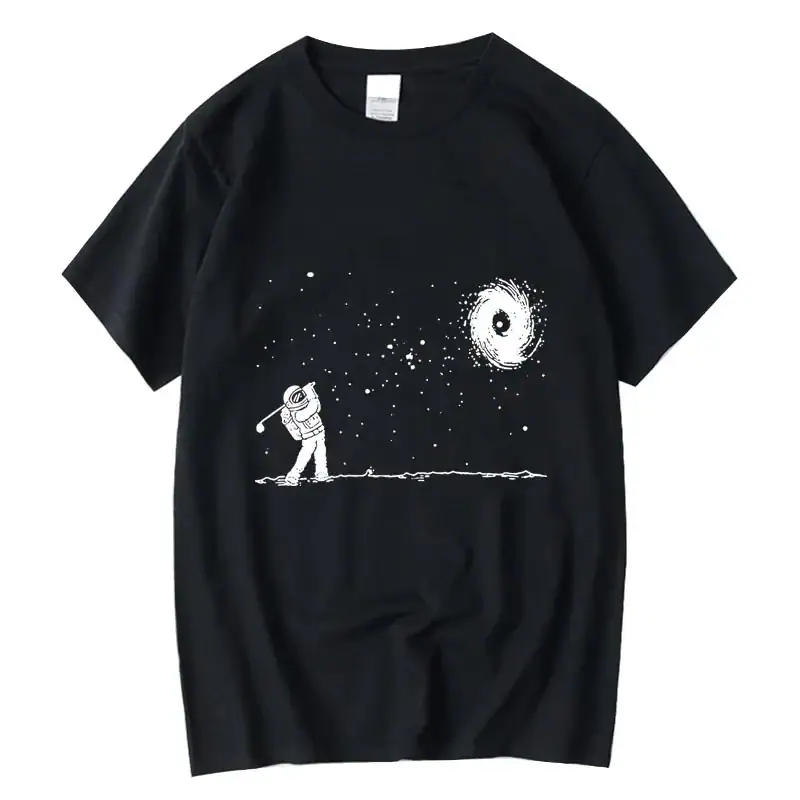 T-shirt preta com um padrão de astronauta jogando no espaço, observando uma galáxia e estrelas, design minimalista e artístico.