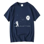 T-shirt azul-marinho com ilustração de um astronauta jogando golfe no espaço, com uma galáxia espiral ao fundo.