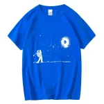 T-shirt azul com ilustração de um astronauta olhando para uma galáxia.