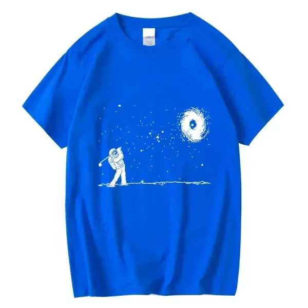 T-shirt azul com ilustração de um astronauta olhando para uma galáxia.
