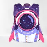Un sac à dos pour enfants avec motif d'astronaute et étoiles, parfait pour les amateurs d'espace et de science.