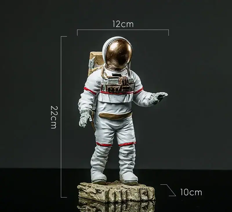 Vaisseau spatial miniature en figurine d'astronaute Figurine d'astronaute miniature avec casque doré, mesurant 22 cm de haut, 12 cm de large et 10 cm de profondeur, posée sur une base rocheuse, idéale pour décoration scientifique.