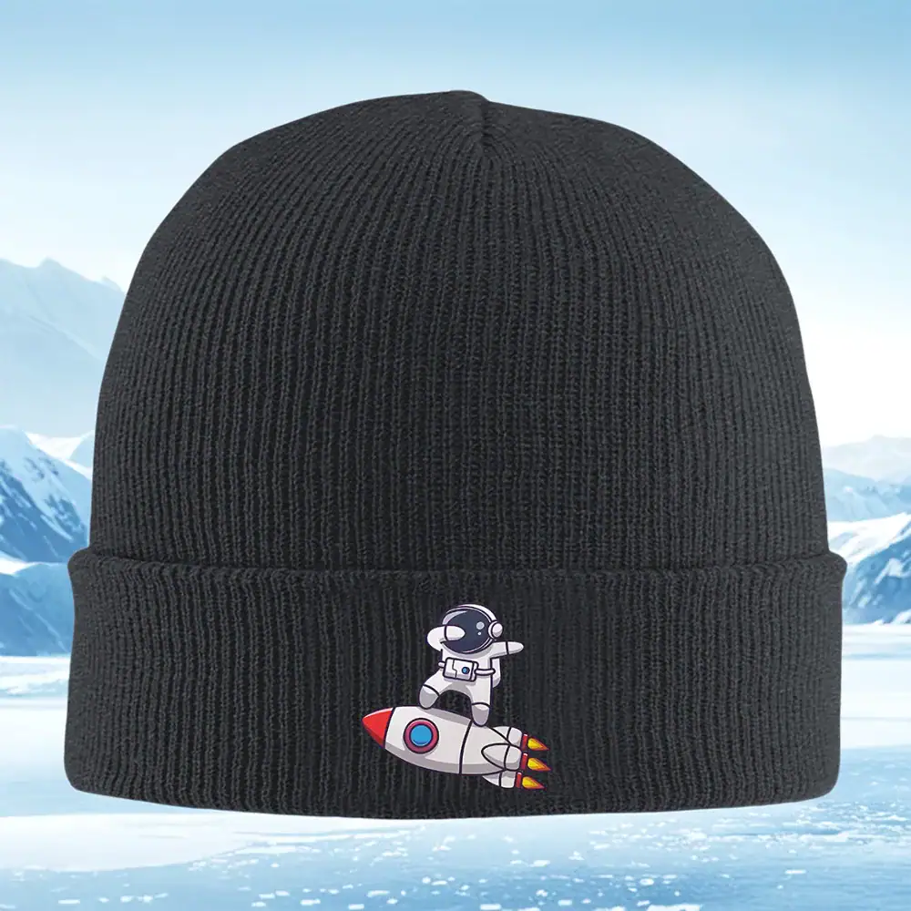 Casquette astronautique avec fusée et extraterrestre Casquette noire avec broderie d’un extraterrestre en combinaison spatiale sur une fusée. Accessoire de mode original inspiré de l’espace et de la science-fiction.