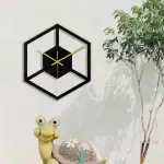 Horloge murale design en forme de cube hexagonal avec cadre noir, idéale pour une décoration contemporaine intérieure.