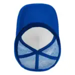 Casquette de baseball en maille bleue avec visière blanche, idéale pour la protection solaire et le style décontracté.