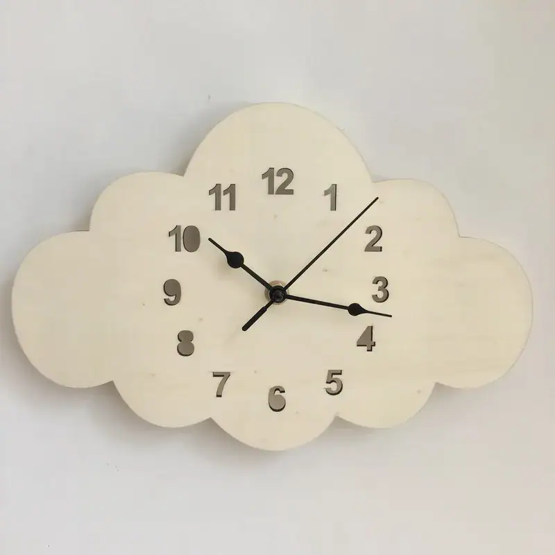 Horloge nuage blanc en bois Horloge murale en forme de nuage blanc en bois avec chiffres noirs et aiguilles modernes, idéale pour une décoration originale et ludique.