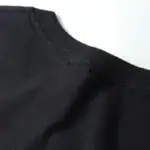 Vêtement noir uni, tissu doux et confortable, idéal pour un look décontracté ou casual. Parfait pour toutes les occasions, ce t-shirt classique s'adapte à votre style quotidien.