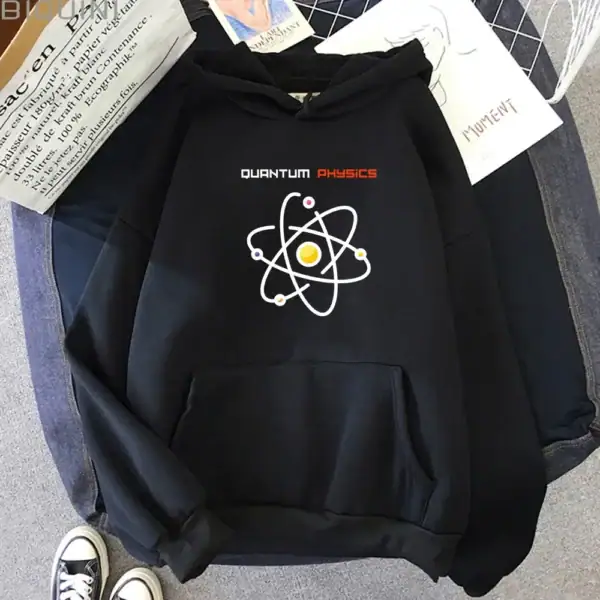 Moletom com capuz preto com logotipo atômico e texto "Física Quântica" para apaixonados por física quântica. Confortável, ideal para estudantes e amantes de ciências.