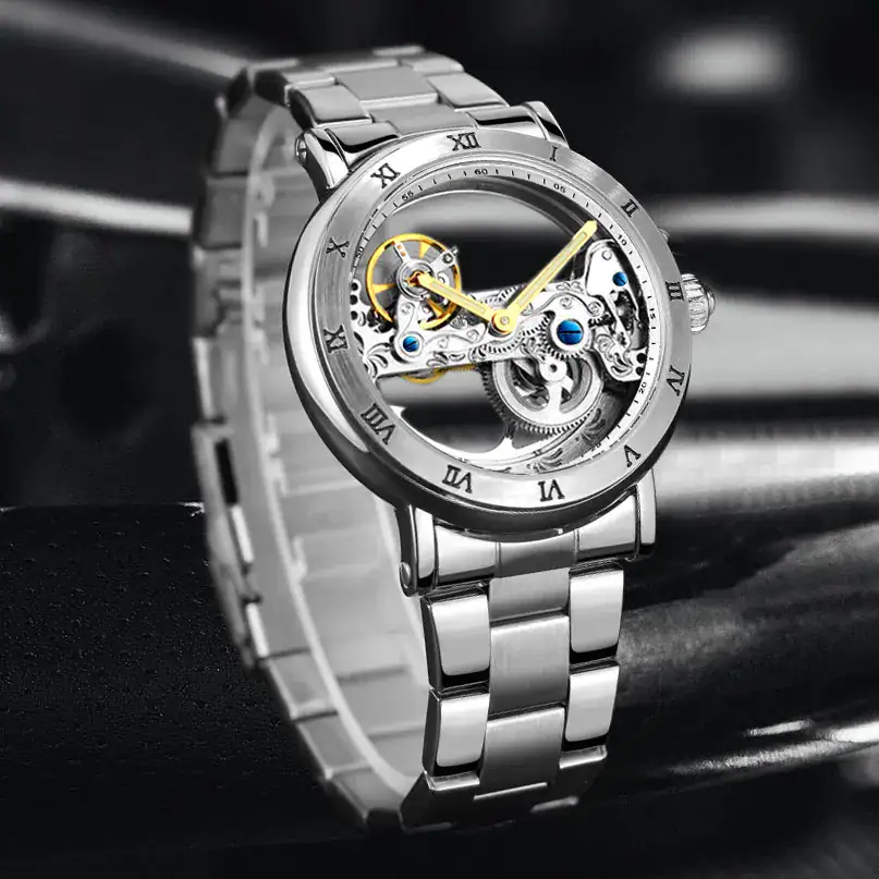 Montre squelette en acier inoxydable Montre squelette mécanique en acier inoxydable avec mouvement visible, design élégant et sophistiqué, idéale pour les amateurs de science et de décoration horlogère.