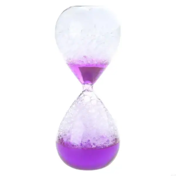 Relógio de areia transparente com líquido roxo, símbolo da ciência e do tempo, ideal para decoração científica ou educativa.