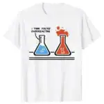 T-shirt blanc avec illustration de deux fioles de laboratoire, une bleue et une rouge, exprimant une réaction chimique humoristique avec texte "I think you're overreacting".