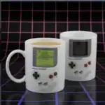 Tasse à café en forme de console de jeu rétro Game Boy, idéale pour les amateurs de jeux vidéo et de décoration geek.