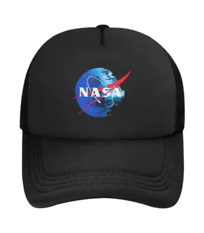 Casquette noire avec logo NASA, idéale pour les amateurs d'espace et de science. Parfaite pour un look décontracté ou comme objet de décoration inspiré de l'exploration spatiale.
