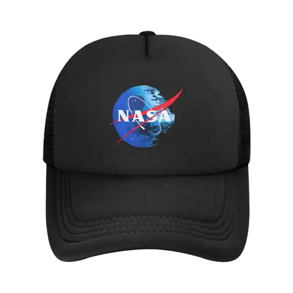 Casquette noire avec logo NASA, idéale pour les amateurs d'espace et de science. Parfaite pour un look décontracté ou comme objet de décoration inspiré de l'exploration spatiale.