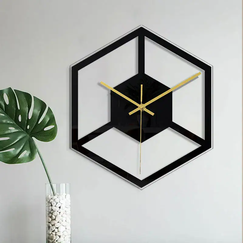 Horloge murale géométrique moderne Horloge murale design en forme de cube avec cadre noir et aiguilles dorées, idéale pour une décoration contemporaine.
