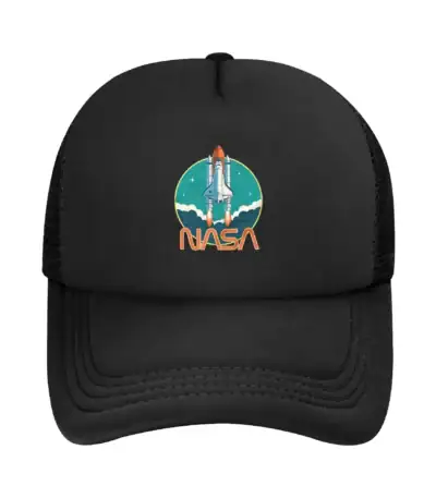 Casquette noire avec logo NASA de fusée, idéale pour les amateurs d'astronomie et de science, apportant une touche de style et de passion pour l'exploration spatiale.
