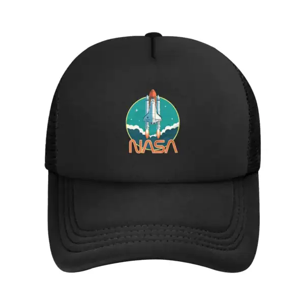 Casquette noire avec logo NASA de fusée, idéale pour les amateurs d'astronomie et de science, apportant une touche de style et de passion pour l'exploration spatiale.