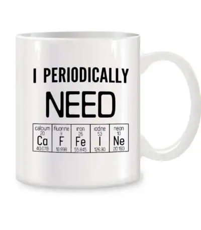 Mug blanc avec texte "I Periodically Need" et éléments du tableau périodique illustrant la chimie, parfait pour les amateurs de sciences et de décoration geek.