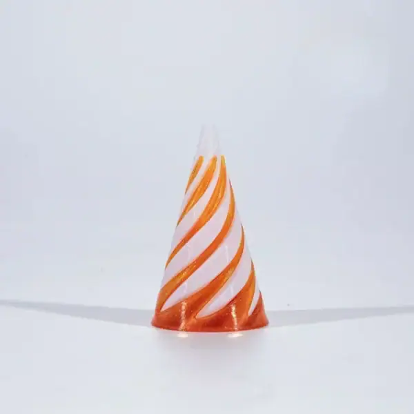 Cone de festa em vidro com listras laranja e brancas, perfeito para decoração de celebrações ou eventos temáticos.