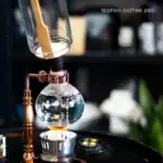 Bocal à café siphon en verre avec système en cuivre, parfait pour une décoration de style scientifique ou pour préparer un café siphon à la maison.