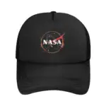 Casquette noire avec logo NASA, idéale pour les amateurs d'astronomie et de science. Parfaite pour un style décontracté ou comme objet de décoration inspiré de l'espace.