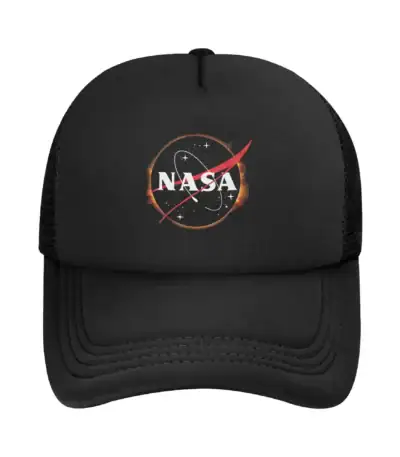 Casquette noire avec logo NASA, idéale pour les amateurs d'astronomie et de science. Parfaite pour un style décontracté ou comme objet de décoration inspiré de l'espace.