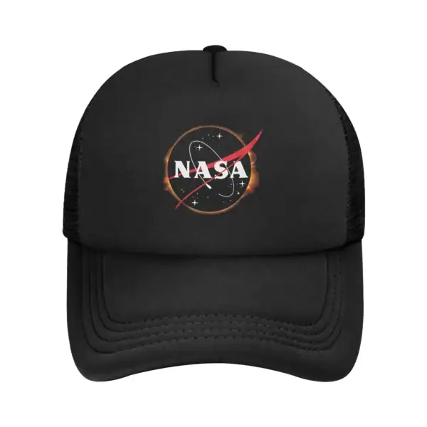 Casquette noire avec logo NASA, idéale pour les amateurs d'astronomie et de science. Parfaite pour un style décontracté ou comme objet de décoration inspiré de l'espace.