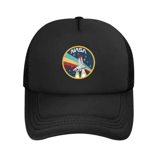 Casquette noire avec logo NASA, idéale pour les amateurs d'astronomie et de décoration scientifique, alliant style et passion pour l'espace.