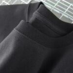 Pulls à col rond noirs en coton, parfaits pour un look casual ou scientifique. Confortables et élégants, idéaux pour la décoration de style scientifique ou pour une tenue décontractée.