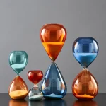 Ampulhetas coloridas e modernas, decorações originais para interior, objetos de decoração em vidro, design contemporâneo, acessórios de decoração elegantes.